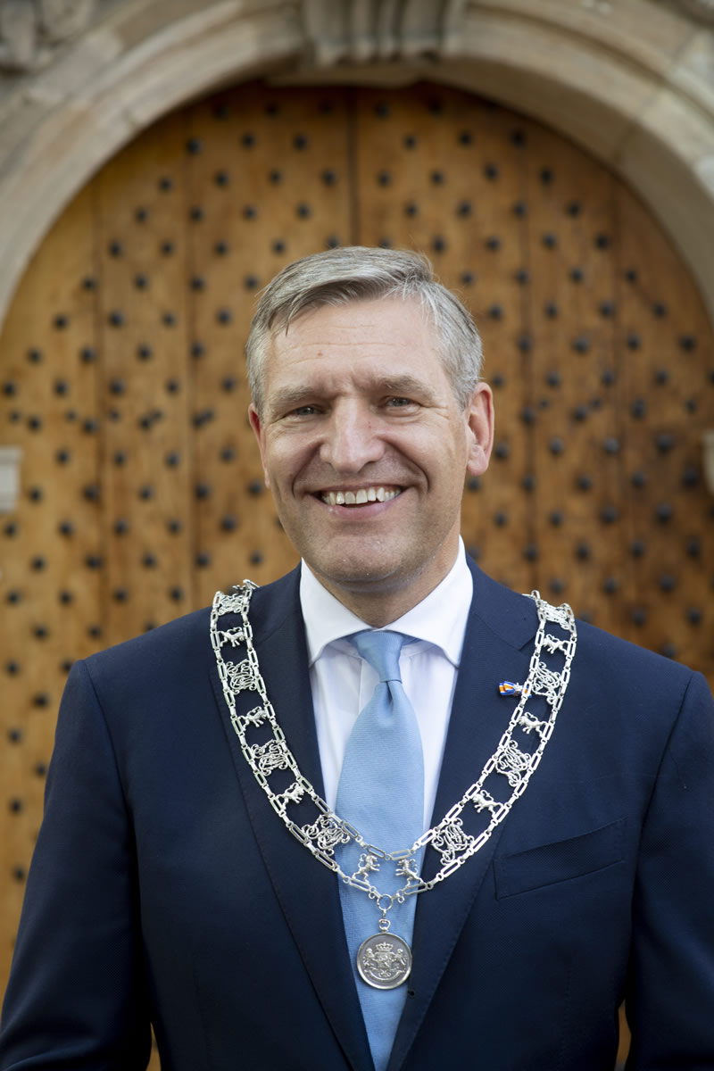 Burgemeester buma - Staande foto